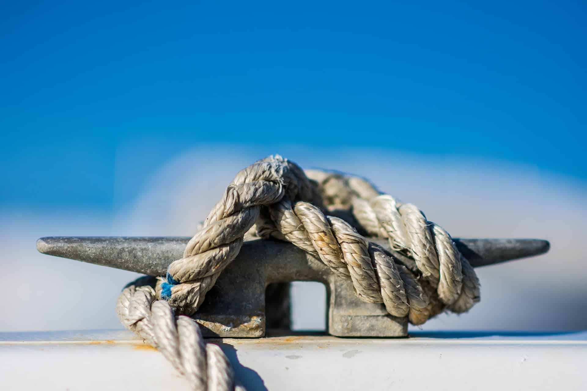 An der Oberseite eines Bootes ist ein Seil befestigt.